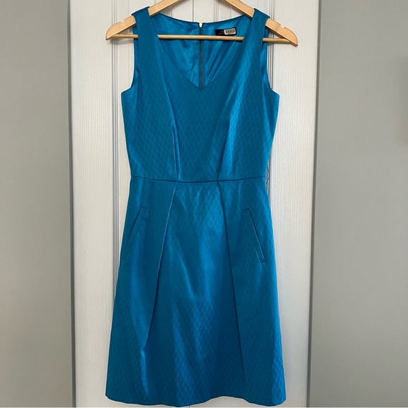 Tahari sleeveless fit & flare blue cocktail dress, Size 2 - Picture 1 of 6